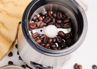 Как правильно молоть кофе: советы и инструкции