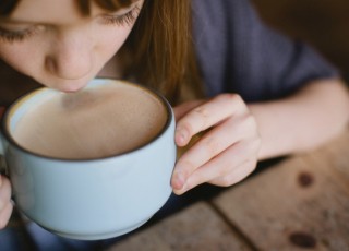 С какого возраста можно пить кофе детям: рекомендации медиков