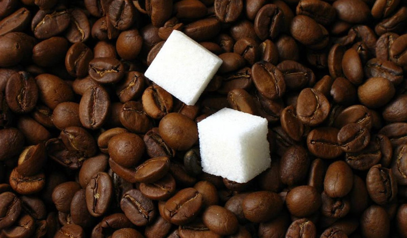 Кофейные зерна и сахар