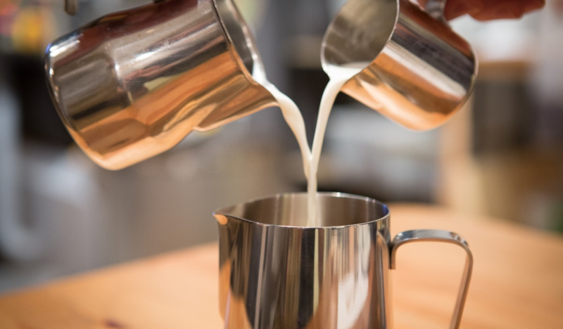 Взбивание молока