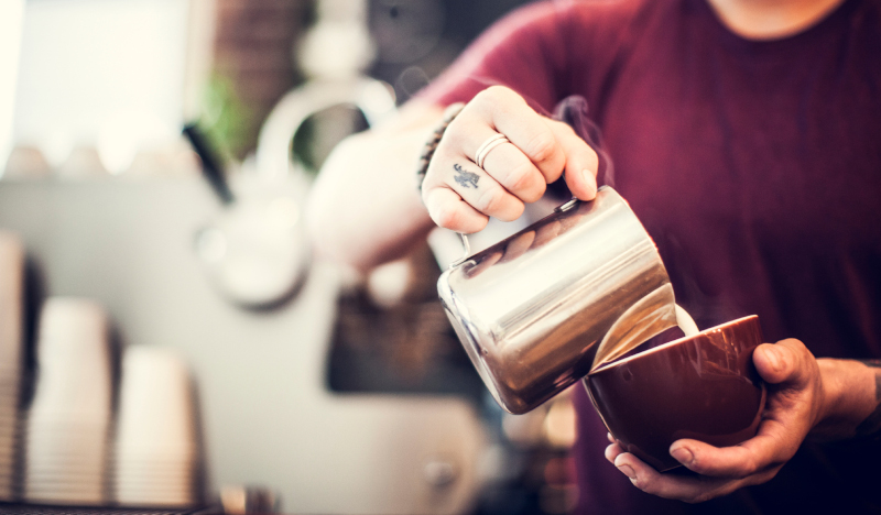 Бариста готовит кофе