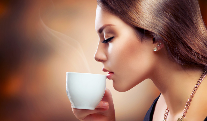 Девушка пьет кофе