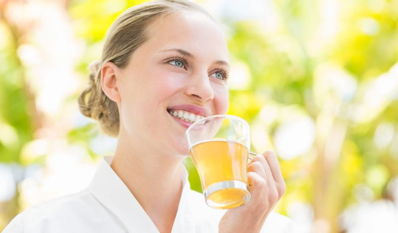 Женщина пьет чай